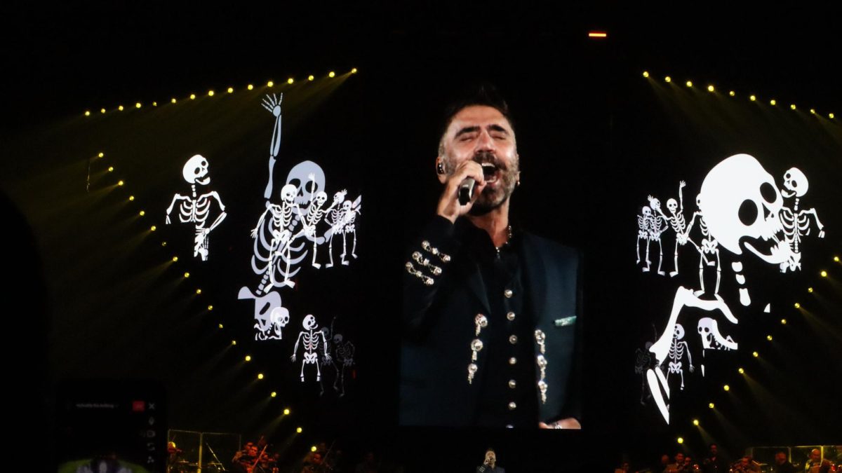 Alejandro Fernandez trayendo un pedacito de Mexico en Viejas Arena el 23 de Septiembre. 